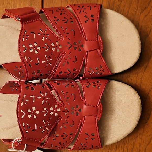 Croft & Barrow Women's Stylish Red Cut-Out Sandals - Picture 5 of 6